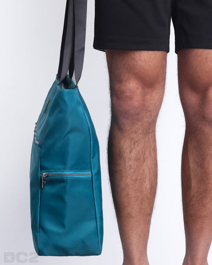 View the large CHIC TEAL men’s handbag, perfect for storing travel essentials, sportswear, and beach supplies, including laptops, wallets, etc. The front and side pockets provide quick access to your water bottle, umbrella, and other small items.