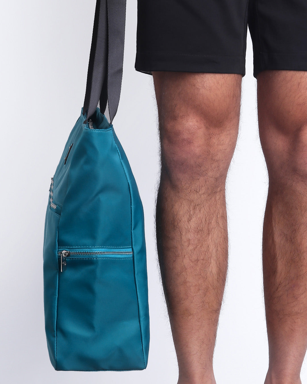 View the large CHIC TEAL men’s handbag, perfect for storing travel essentials, sportswear, and beach supplies, including laptops, wallets, etc. The front and side pockets provide quick access to your water bottle, umbrella, and other small items.