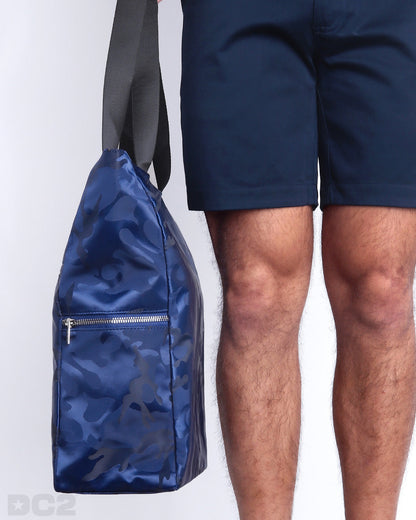 View the large NAVY BLUE CAMO men’s handbag, perfect for storing travel essentials, sportswear, and beach supplies, including laptops, wallets, etc. The front and side pockets provide quick access to your water bottle, umbrella, and other small items.